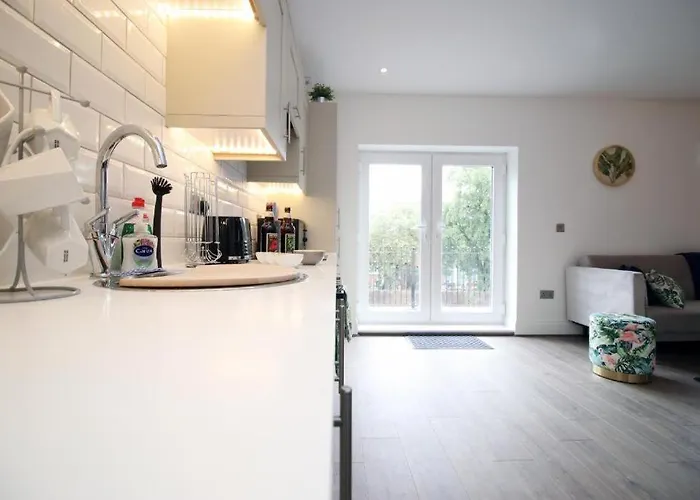 Charming 2-Bed Escape In Vibrant Cardiff
