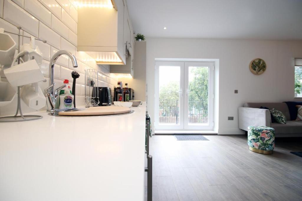 Charming 2-bed Escape In Vibrant Apartment