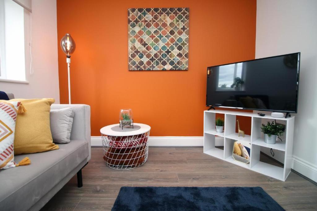 Charming 2-bed Escape In Vibrant Apartment