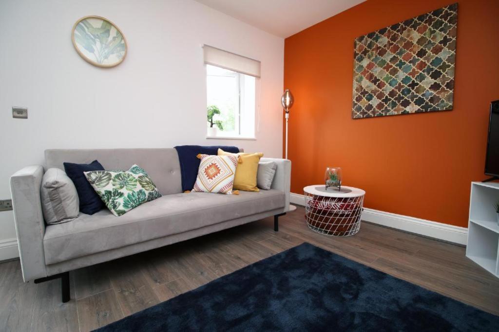 Charming 2-bed Escape In Vibrant Apartment