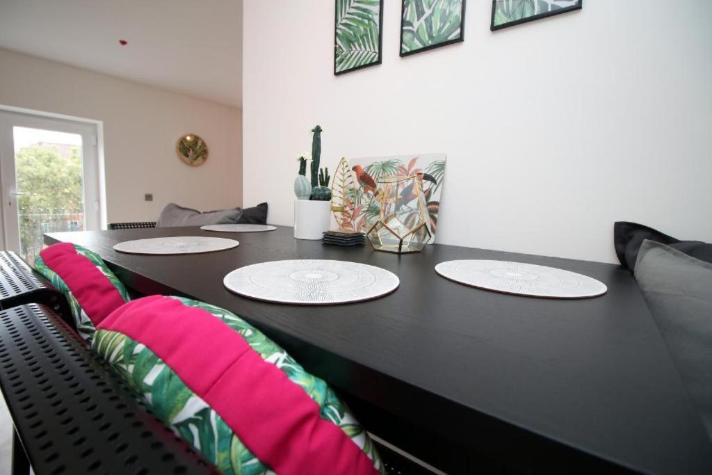 Charming 2-bed Escape In Vibrant Cardiff