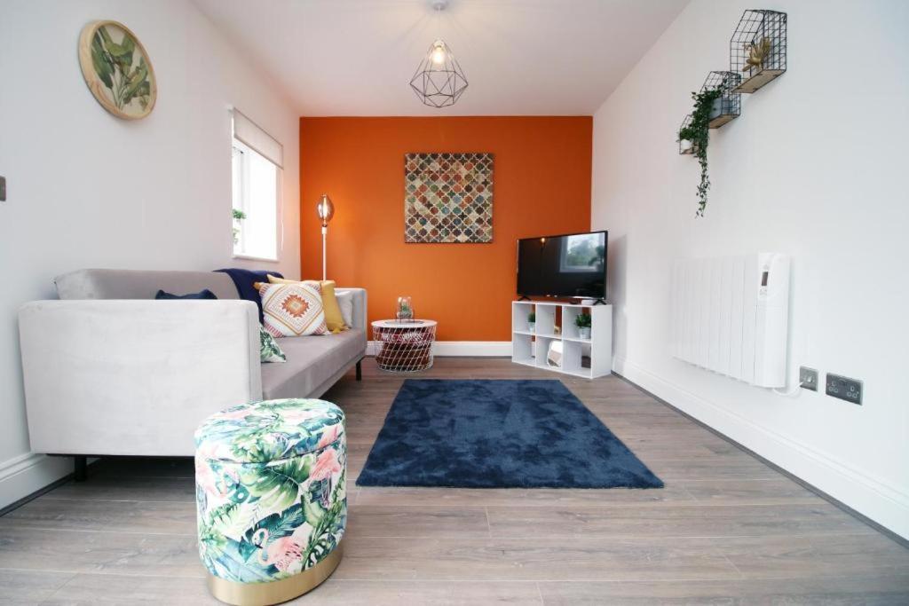 Charming 2-bed Escape In Vibrant *