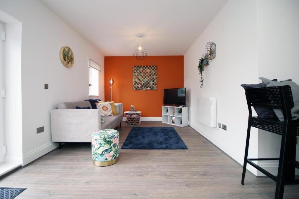 Charming 2-bed Escape In Vibrant Apartment *