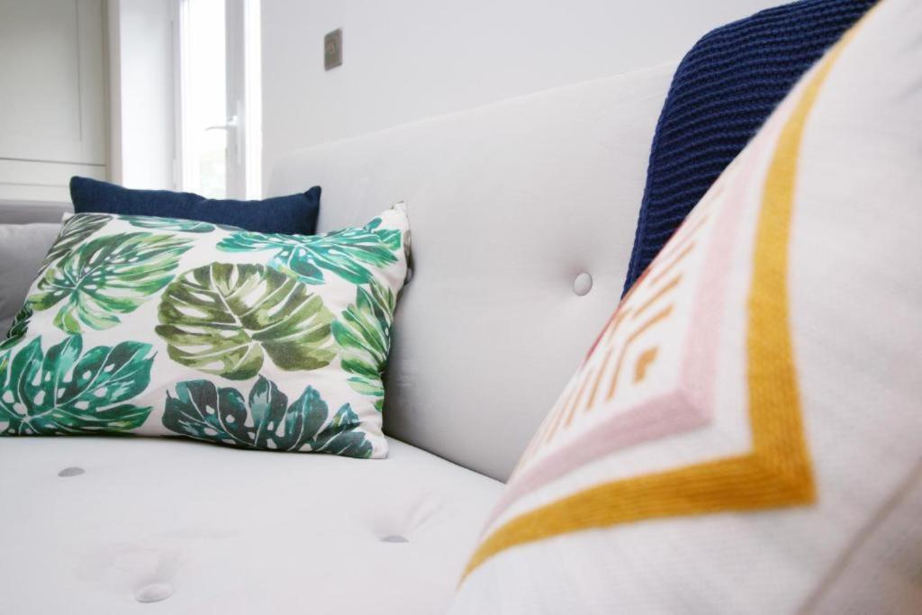 Charming 2-bed Escape In Vibrant Apartment Cardiff